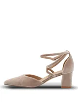 Zapatos de tacón medio con diseño de punta fina, confeccionados en terciopelo color beige. Presentan un sistema de tiras cruzadas en el empeine y cierre con hebilla ajustable en el tobillo, con un taco cuadrado estable.