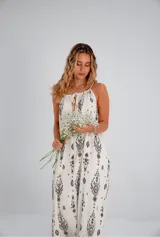 Vestido largo de tirantes color crudo con estampado de mandalas en negro y detalle de cordón ajustable en el escote.