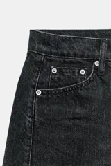Bermuda de denim color bordó, de tiro medio y corte relaxed, con diseño de cinco bolsillos, trabillas para cinto y bajo desflecado.