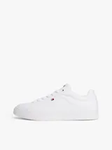 Zapatillas de tenis de corte bajo de la marca Tommy Hilfiger, confeccionadas en piel napa de color blanco. Presentan cordones, punta redonda, suela de goma y detalles distintivos como un pequeño logo esmaltado en el lateral y el nombre de la marca en la lengüeta.