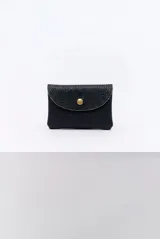 Monedero de cuero negro texturizado, de formato rectangular con solapa redondeada y cierre de botón a presión dorado.
