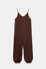 Mono de mujer color marrón oscuro, con escote redondo y tirantes finos. El tejido es satinado y plisado verticalmente. El pantalón es estilo bombacho con bajo abullonado ajustado con botón.