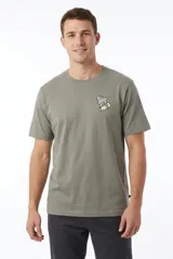 Remera verde militar de manga corta, con cuello redondo y pequeño estampado en el pecho que representa una mano sobre una patineta.
