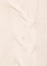 Sweater de punto grueso color crema con diseño de trenzas verticales, cuello perkins y corte oversize.