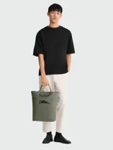 Bolso tote Longchamp modelo Le Pliage Xtra Boots Bag, color verde oliva con logo de jinete bordado en negro.