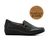 Zapato casual Korium Confort Dara color negro, con capellada perforada, plantilla de cuero y suela de goma.