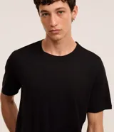 Remera básica de corte regular para hombre, color verde militar, con mangas cortas y cuello redondo.
