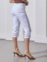Pantalón capri blanco de gabardina elastizada, marca Ruby Rd. Tiene pretina ancha elastizada, bolsillos simulados en la parte delantera y detalle de puntilla en el ruedo.