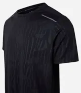 Remera deportiva de hombre con tecnología Dry, cuello redondo y mangas cortas. Presenta un diseño con estampa sutil tipo heat print y detalles de líneas en los hombros.