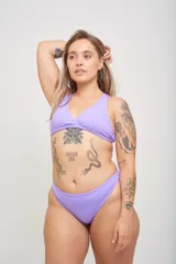 Tanga de lycra color lila, forrada adelante y atrás.