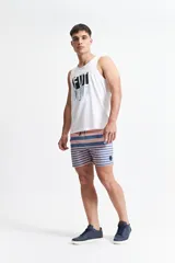 Musculosa blanca de algodón con escote redondo y un estampado gráfico en tonos azul y negro en el frente.