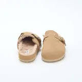 Zuecos de gamuza color marrón con interior de piel sintética, cuentan con una tira ajustable con hebilla metálica en el empeine y suela de goma.