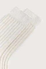 Medias de algodón con diseño acanalado irregular, de corte clásico y puño elástico.