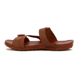 Sandalias bajas color crema con tiras cruzadas y hebillas ajustables.