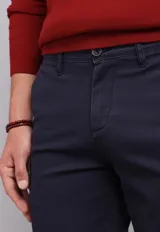 Pantalón chino gris oscuro de corte slim fit.