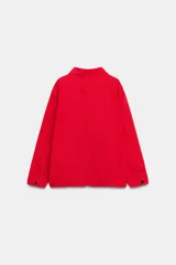 Chaqueta oversize de corte recto en color rojo, con cuello solapa, manga larga y bolsillos de parche delanteros. Cuenta con cierre frontal de botones metálicos y pespuntes a contraste.