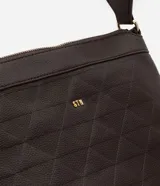 Bandolera femenina confeccionada en material sintético color marrón con efecto embossed, modelo transversal postman con cierre por cremallera, bolsillo externo y asa larga de grosgrain.