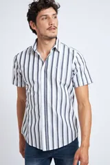 Camisa de corte slim fit con estampado de cuadros en tonos rojos, azules, blancos y negros. Presenta cuello clásico, cierre frontal abotonado y logo bordado en el pecho.