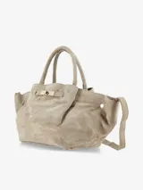 Cartera de mano estructurada en cuero negro con acabado mate. Presenta un diseño amplio con laterales voluminosos, asas cortas y un cierre frontal metálico tipo broche.