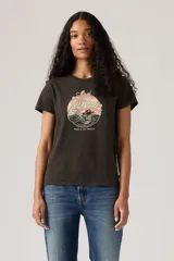 Remera negra de corte clásico con cuello redondo y estampado frontal con el logo de Levi's y un diseño de estilo western con un cowboy y un paisaje.