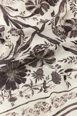 Pañuelo bandana de algodón blanco con estampado floral en tonos marrones y negros, con bordes decorados con abalorios a contraste.