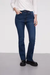 Pantalon jean de tiro alto con corte flare y terminación desflecada en el ruedo. Presenta un diseño clásico de cinco bolsillos con costuras en contraste.