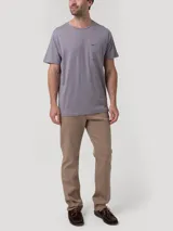 Remera de hombre color gris, de manga corta, con cuello redondo y bolsillo en el pecho con el icónico bordado del pato en contraste. Confeccionada con una mezcla de algodón y poliéster reciclado.