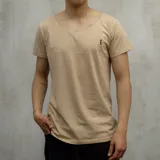 Remera beige de algodón con cuello ancho y manga corta.