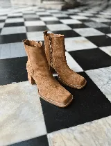 Bota corta color marrón de gamuza, con punta cuadrada, cierre lateral y taco de madera.