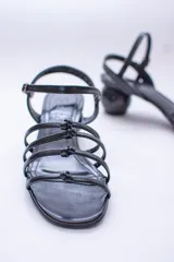 Sandalia dorada metalizada con tiras finas y taco bolita.