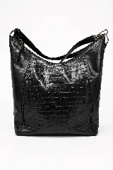 Bolso shopper Sagalli tipo hobo de cuero vacuno color negro, con diseño en relieve efecto croco brillante en el panel frontal. Cuenta con bolsillos externos verticales con cierre, herrajes metálicos y correa ajustable para llevar al hombro.