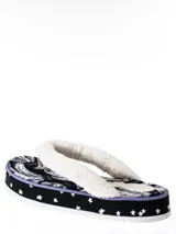 Sandalias con plataforma de goma blanca y base estampada con diseño abstracto en tonos negros, blancos y grises. Tira de tela blanca con textura.