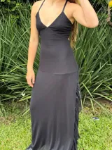 Vestido largo azul con escote en V y top de lentejuelas, tirantes finos cruzados en la espalda, recortes cut-out laterales en la cintura y falda larga con tajo y volados.