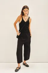 Musculosa de tejido rib al cuerpo con escote en V y detalle de lentejuelas bordadas a tono.