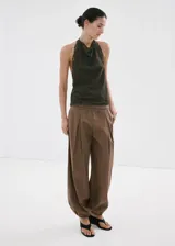 Top verde militar de diseño recto, con cuello halter y detalles de encaje en los bordes. Confeccionado en algodón con puntilla combinada.