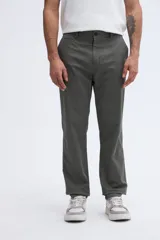 Pantalón chino color gris oscuro, de corte recto, con bolsillos laterales y traseros, y cierre frontal con botón y cremallera.