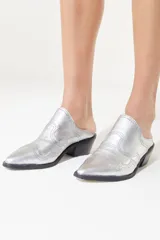 Zapato de cuero negro, estilo tejano sin talón, con punta fina, taco bajo y diseños de cortes y costuras a contra tono en color azul.