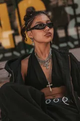 Collar plateado de acero quirúrgico con dijes colgantes de cruces, puntas y esferas.