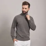 Polera gris de cuello alto, manga larga y corte clásico.