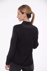 Camisa color beige con cuello clásico, cierre frontal con botones y detalle de flecos metálicos en el cuello.