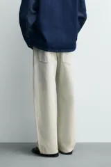 Jeans baggy fit de corte holgado confeccionados en denim de algodón con efecto lavado claro y cinco bolsillos.