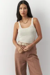 Top sin mangas negro, de corte ajustado al cuerpo, con escote cuadrado y tejido tramado acanalado.