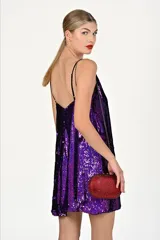 Vestido corto violeta con lentejuelas, escote en V y tirantes finos.