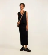 Chaleco Marfinno de corte recto y largo, confeccionado en tricot. Presenta cuello en V, cierre frontal con botones y diseño liso sin estampados.