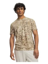 Remera Under Armour de manga corta con estampado camuflado digital en tonos beige y marrón, cuello redondo y el logotipo de la marca en el pecho.