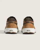 Championes Vans modelo Ultrarange 2.0 SE, color marrón con detalles en marrón oscuro y suela blanca. Presentan un diseño técnico con combinación de gamuza y materiales textiles, cordones al tono y entresuela amortiguada.