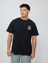 Remera negra de algodón con corte oversize y estampado frontal pequeño en blanco con el texto "Rusty Manira".