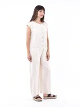 Mono color crudo, de corte recto y largo, con cuello redondo, mangas cortas y cierre frontal con botones.