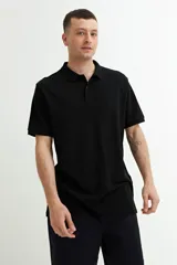 Remera polo negra de manga corta con cuello clásico y tapeta de dos botones.