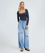 Body de manga larga Blue Steel confeccionado en microfibra de poliamida y elastano. Presenta un diseño ajustado con escote cuadrado y cierre inferior mediante botones de presión.
